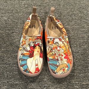 UIN slip on shoes worn once size 9